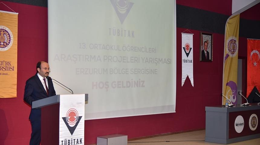 Rekt&ouml;r &Ccedil;akmak, ortaokul &ouml;ğrencilerinin projelerini inceledi