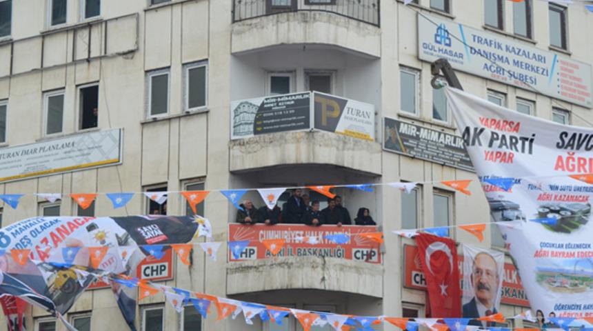 CHP belediye başkan adayı Cumhurbaşkanı Erdoğan&rsquo;ı balkondan takip etti 