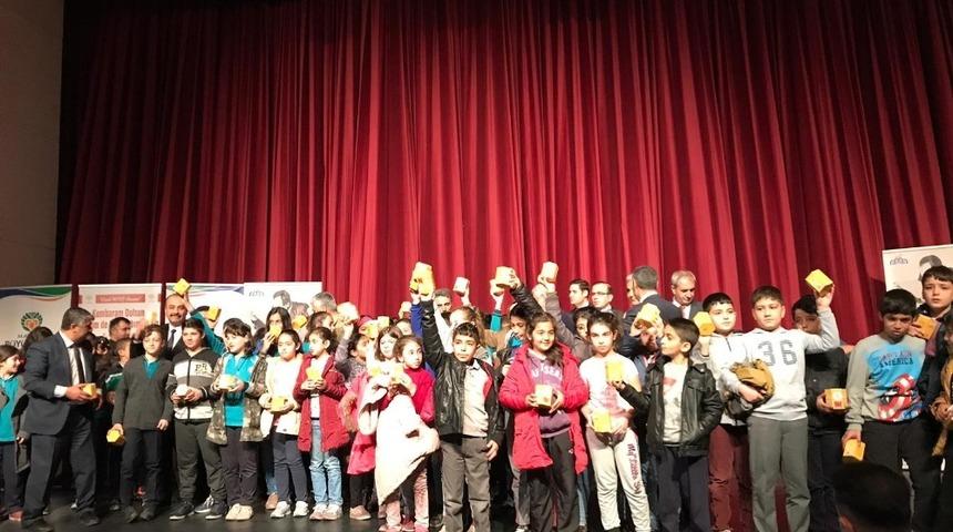 Kitap Fuarı i&ccedil;in &ouml;ğrencilere kumbara dağıtıldı