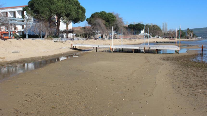 Erdek'te deniz &ccedil;ekilince antik iskele meydana &ccedil;ıktı 