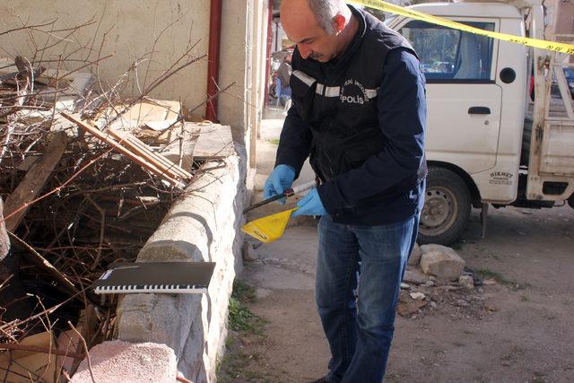 Kız arkadaşını beklerken bıçaklandı