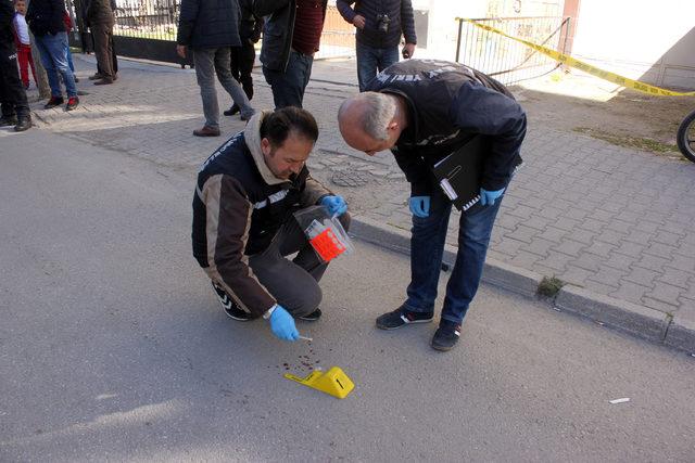 Kız arkadaşını beklerken bıçaklandı