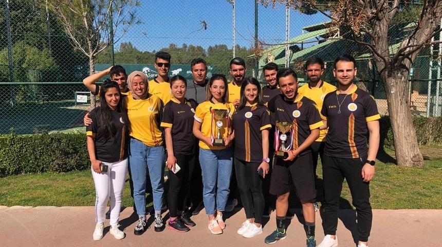 D&Uuml; tenis takımından &ccedil;ifte kupa