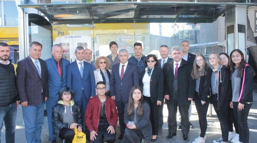 Antalya’da öğrenciler pazarda tezgah açarak, 2 durağa kitaplık yaptırdı