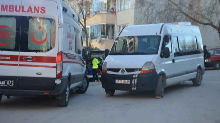 Minib&uuml;s&uuml;n altında kalan yaşlı kadın yaralandı