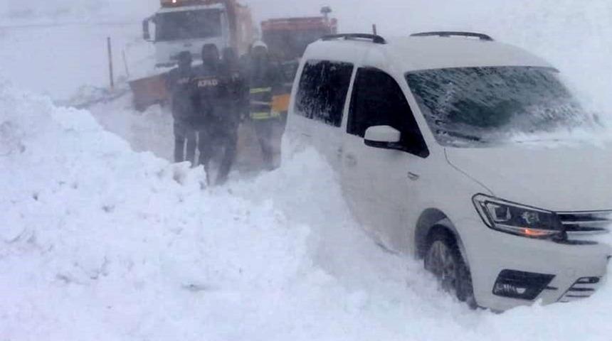 &Ccedil;ığda mahsur kalan 18 kişi kurtarıldı