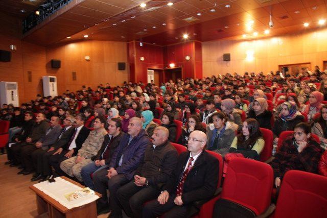 Ahlat’ta “Şehitlere ve gazilere saygı” konferansı düzenlendi