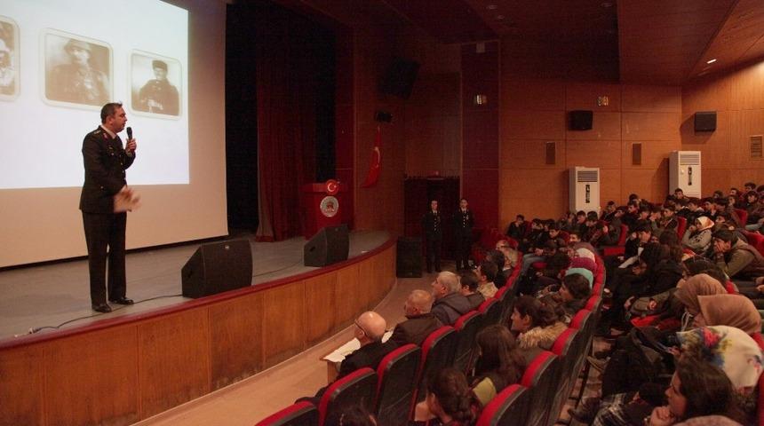 Ahlat’ta “Şehitlere ve gazilere saygı” konferansı düzenlendi