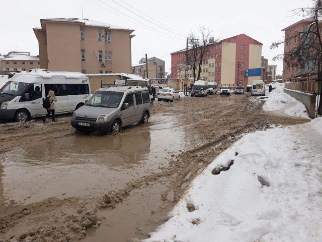 Yüksekova’da yollar gölete döndü