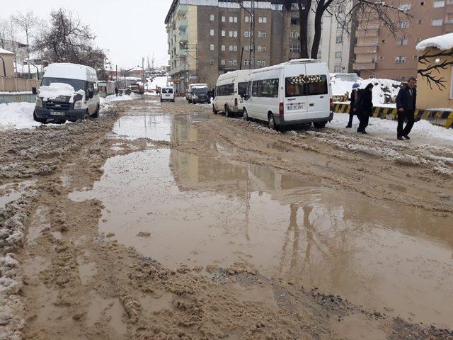 Yüksekova’da yollar gölete döndü