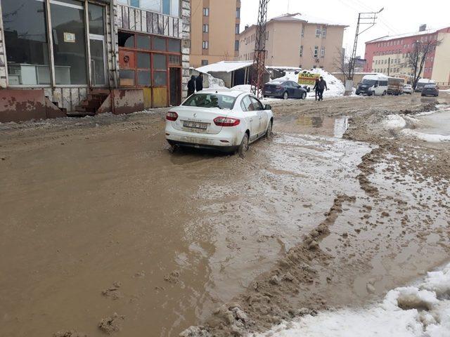 Yüksekova’da yollar gölete döndü