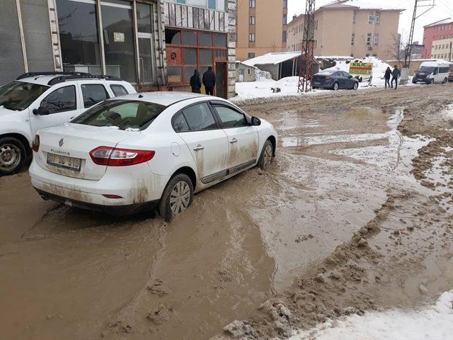 Yüksekova’da yollar gölete döndü