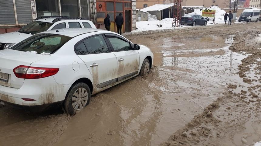 Y&uuml;ksekova&rsquo;da yollar g&ouml;lete d&ouml;nd&uuml;