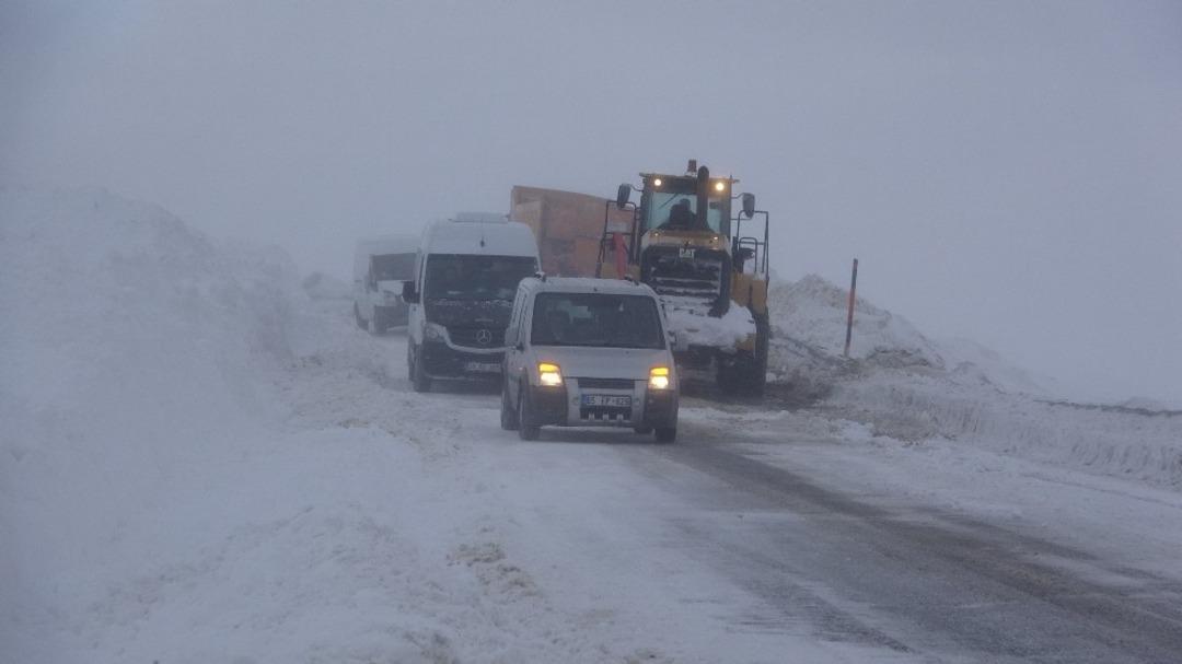 &Ccedil;ığ d&uuml;şen Van-Hakkari karayolunda ara&ccedil; ge&ccedil;işine izin verilmiyor
