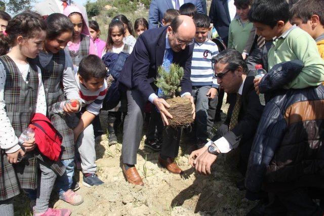 Kuşadası’nda Adalet Ormanı için fidan dikimi yapıldı