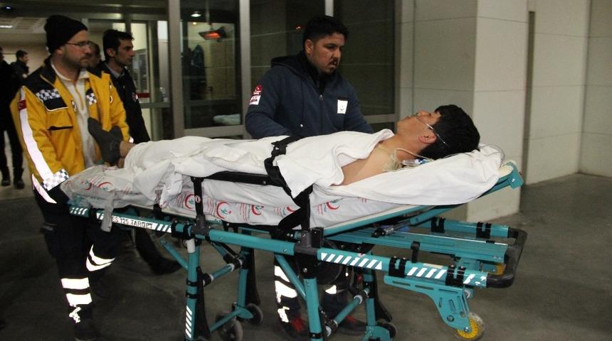 Kavgada bı&ccedil;aklanan Afganistanlı gen&ccedil; ağır yaralandı