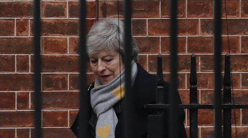 May'e büyük şok! Karşı oy verip istifa ettiler!