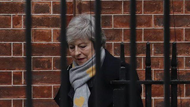 May'e büyük şok! Karşı oy verip istifa ettiler!