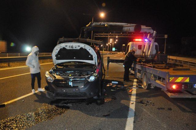 Başkent’te bariyerlere çarpan otomobil takla attı