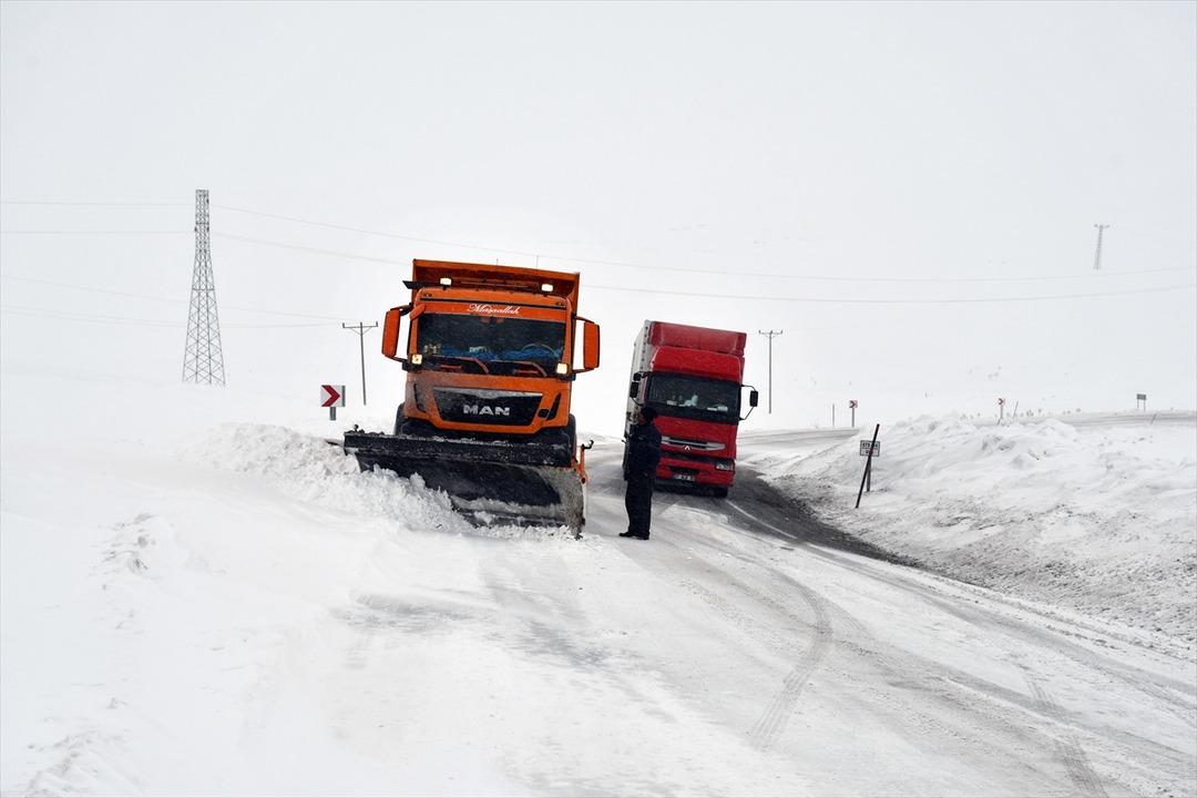 Zincirsiz tırlar Tend&uuml;rek'te mahsur kaldı