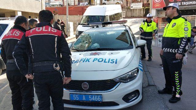 Sürücü polis aracının camını kırdı, annesi de bastonla polise saldırdı