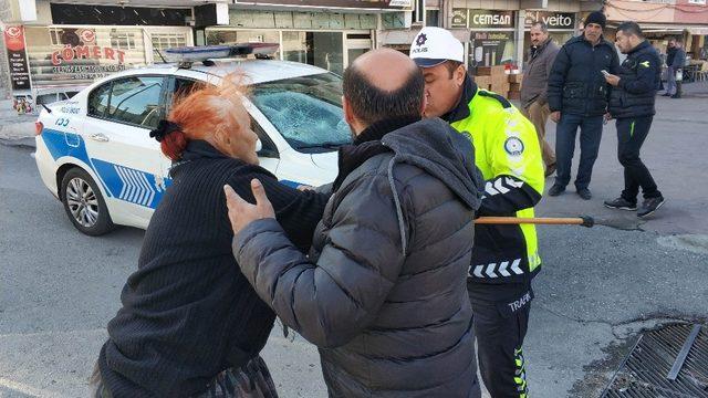 Sürücü polis aracının camını kırdı, annesi de bastonla polise saldırdı