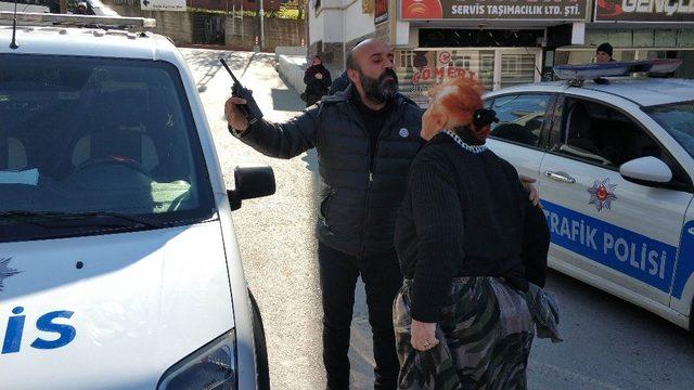 Sürücü polis aracının camını kırdı, annesi de bastonla polise saldırdı