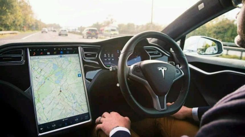 Tesla Autopilot kırımızı ışık uyarısı birçok araçta kullanılabilecek