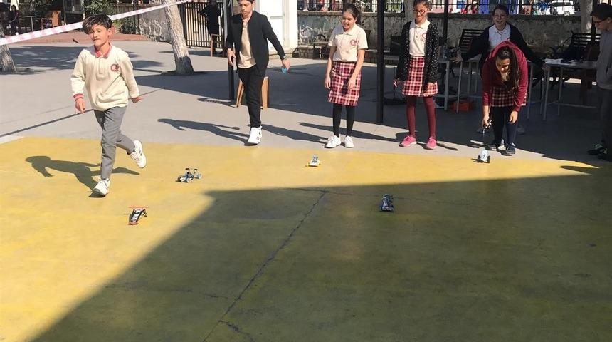 &Ouml;ğrenciler enerji d&ouml;n&uuml;ş&uuml;ml&uuml; arabalarını yarıştırdı