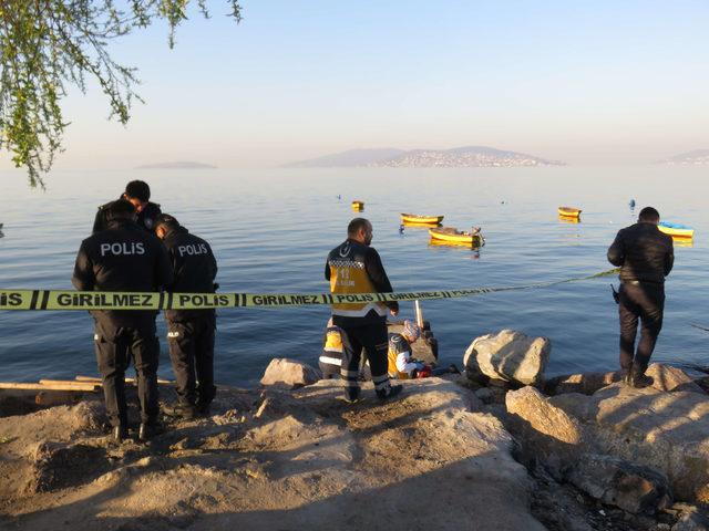 Kartal sahilindeki kayalıklarda ceset bulundu