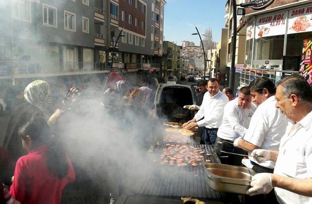 İndirim kampanyasının tanıtımı için sokaklarda deve gezdirdi