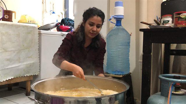 Türkmen öğrenciler engelliler için yemek pişirdi