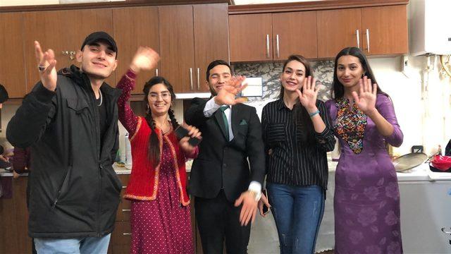 Türkmen öğrenciler engelliler için yemek pişirdi