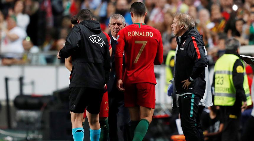 Cristiano Ronaldo, Portekiz'in Sırbistan ile oynadığı maçta sakatlandı