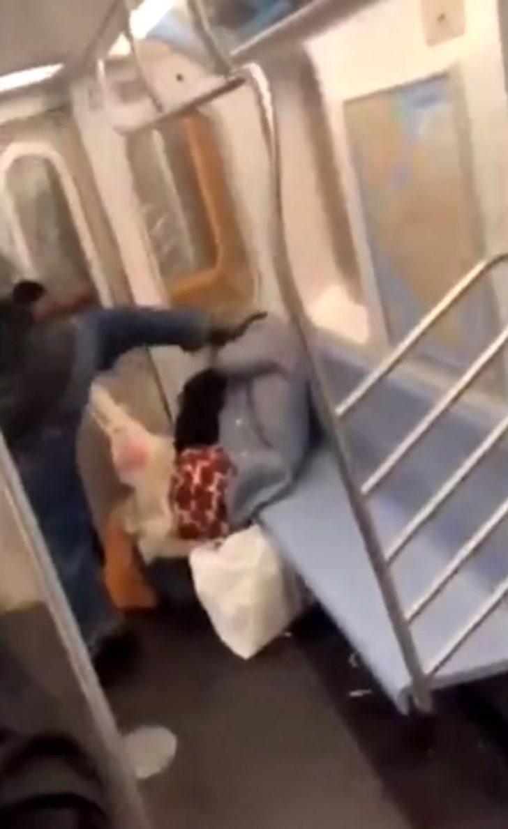 Yaşlı kadını defalarca kez tekmeledi! G1