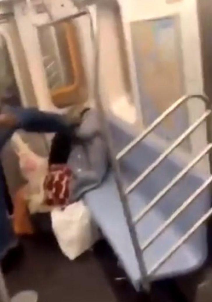 Yaşlı kadını defalarca kez tekmeledi! G4