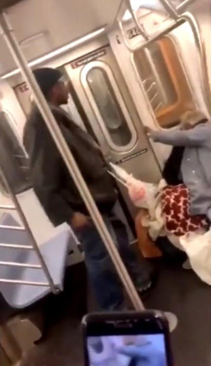 Yaşlı kadını defalarca kez tekmeledi! G5