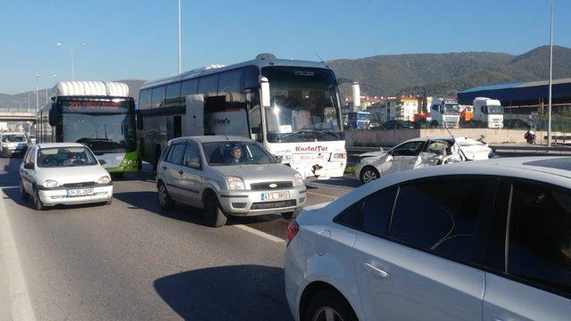 Otobüsün çarptığı otomobil hurdaya döndü: 2 yaralı