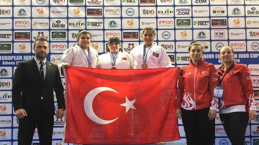 İlk turnuvada k&uuml;rs&uuml;ye &ccedil;ıktı