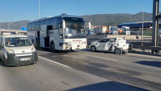 Otobüsün çarptığı otomobil hurdaya döndü: 2 yaralı