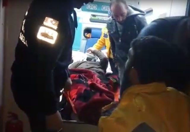 Karlı yolu iş makinesi açtı, ambulans yaşlı adama ulaştı