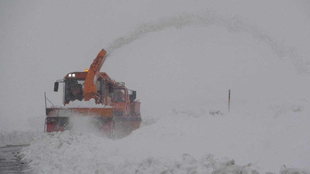 Van-Bah&ccedil;esaray yolunda karla m&uuml;cadele