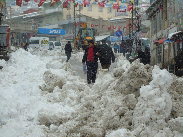 Başkale'de baharda kar temizliği