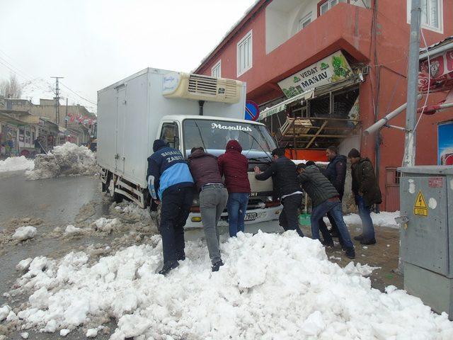 Başkale'de baharda kar temizliği