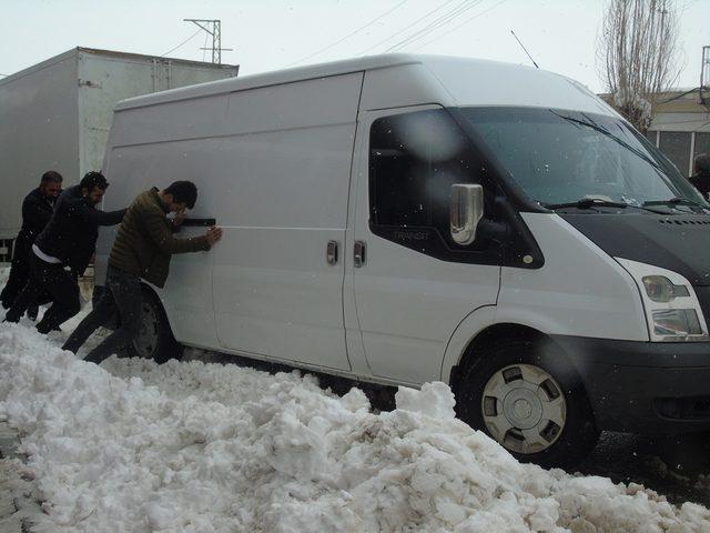 Başkale'de baharda kar temizliği