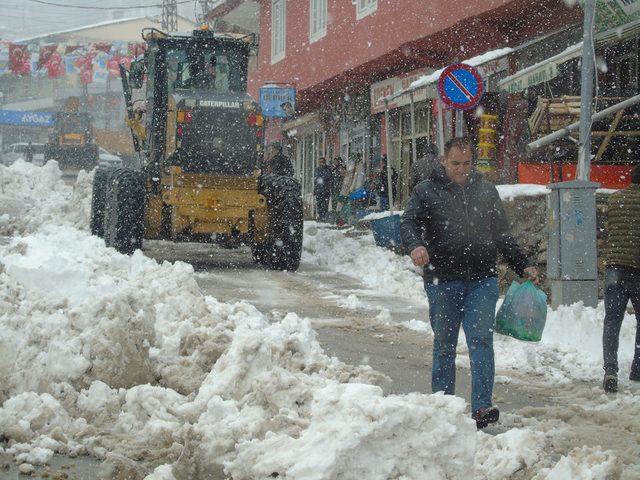 Başkale'de baharda kar temizliği