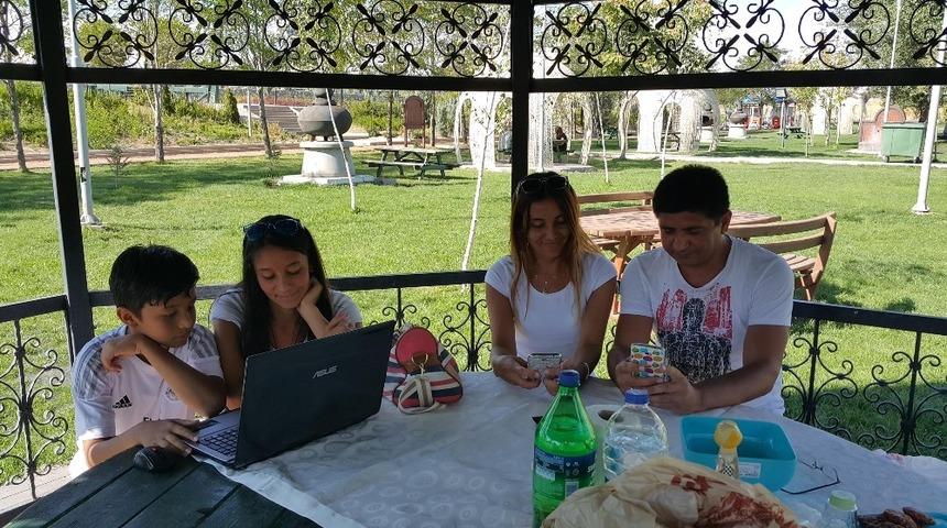 Parklarda y&uuml;zleri g&uuml;ld&uuml;ren uygulama