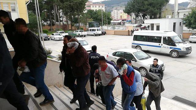 14 yaşındaki kız çocuğuna istismardan 13 kişi tutuklandı