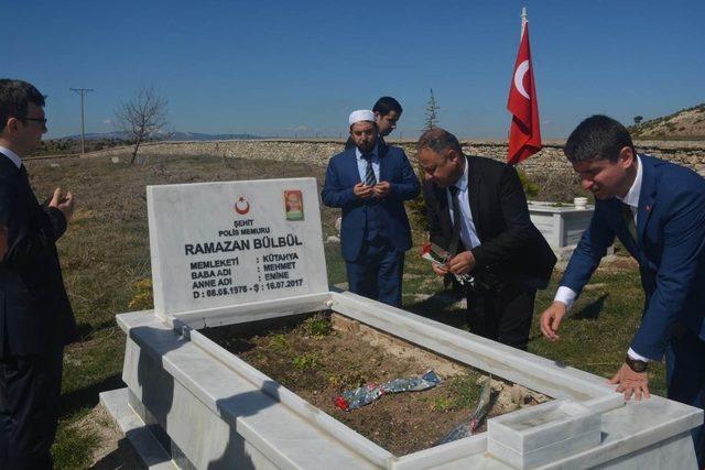 Çavdarhisar’da protokol tarafından Şehit mezarları ziyaret edildi