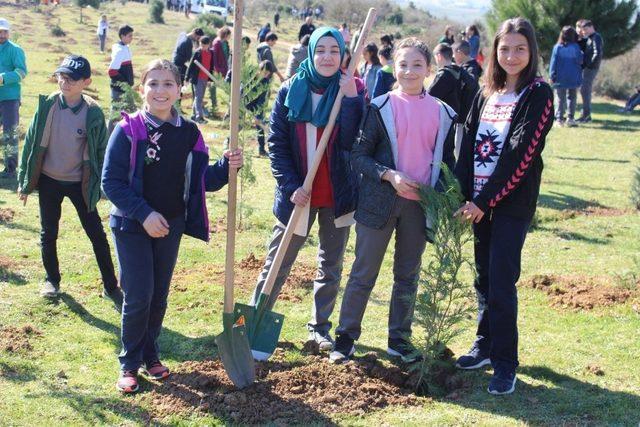 Gebze’de öğrenciler 2 bin 500 fidanı toprakla buluşturdu